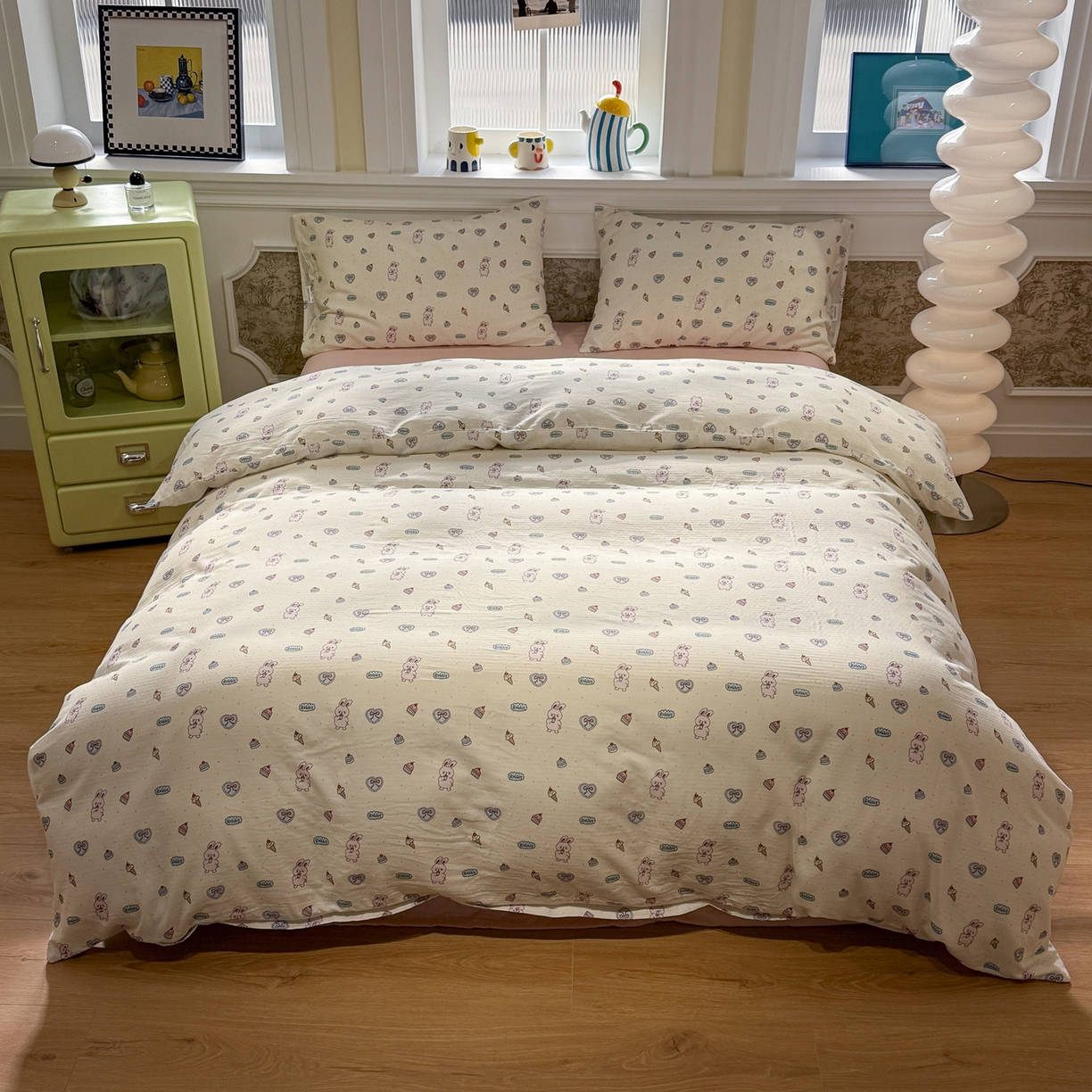 91家纺网 家纺一手货源 找家纺 塞纳 2026新款.全棉有氧双层纱四件套-场景一 甜莓小兔