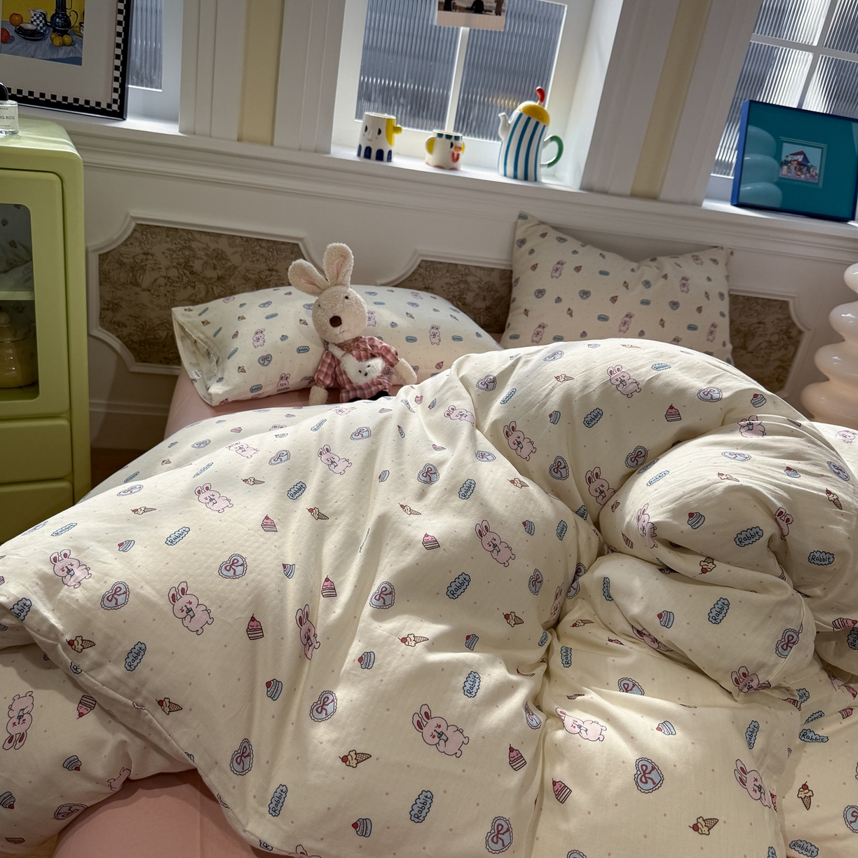 91家纺网 家纺一手货源 找家纺 塞纳 2026新款.全棉有氧双层纱四件套-场景一 甜莓小兔