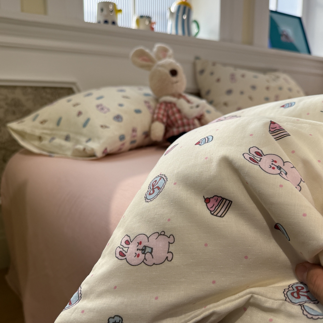 91家纺网 家纺一手货源 找家纺 塞纳 2026新款.全棉有氧双层纱四件套-场景一 甜莓小兔