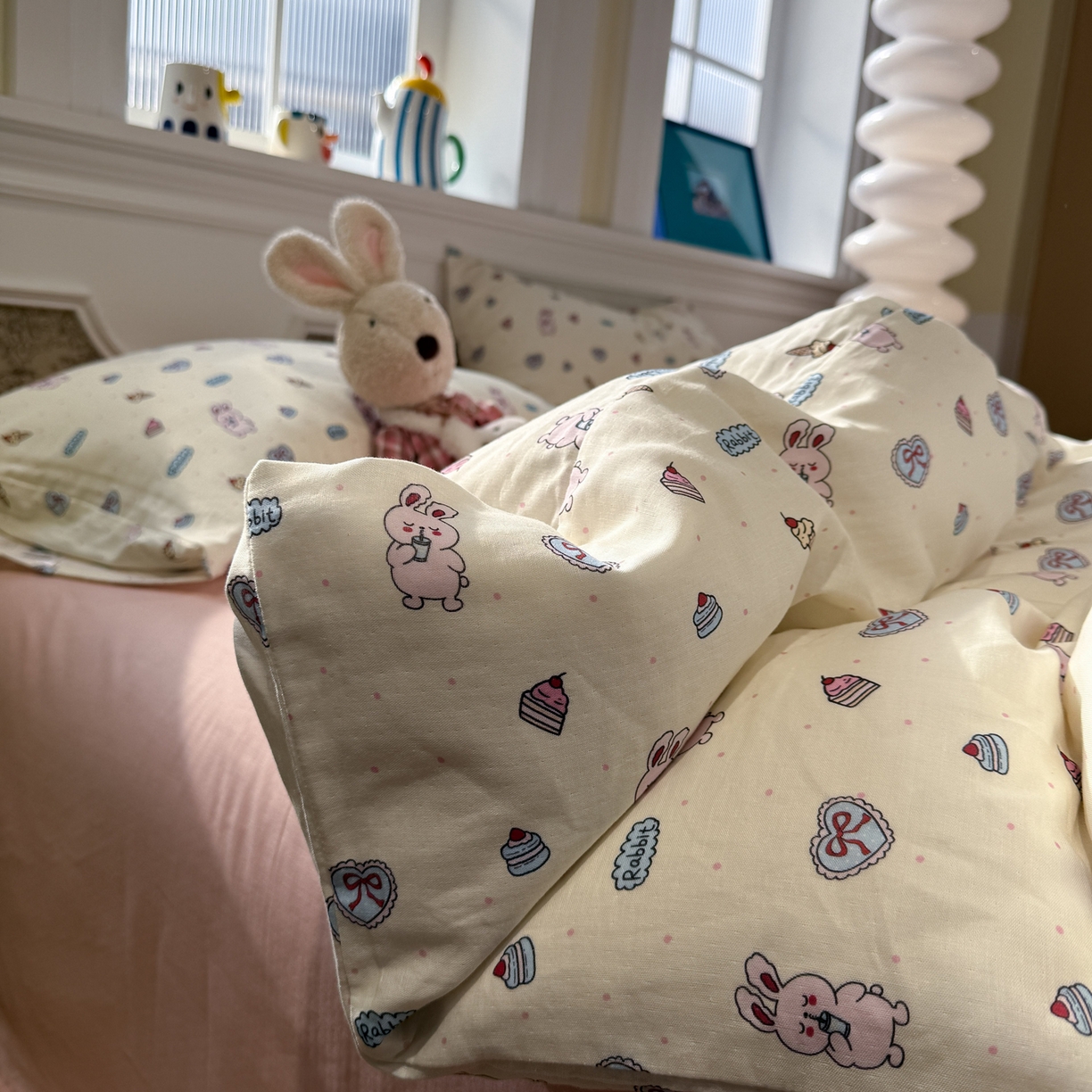 91家纺网 家纺一手货源 找家纺 塞纳 2026新款.全棉有氧双层纱四件套-场景一 甜莓小兔