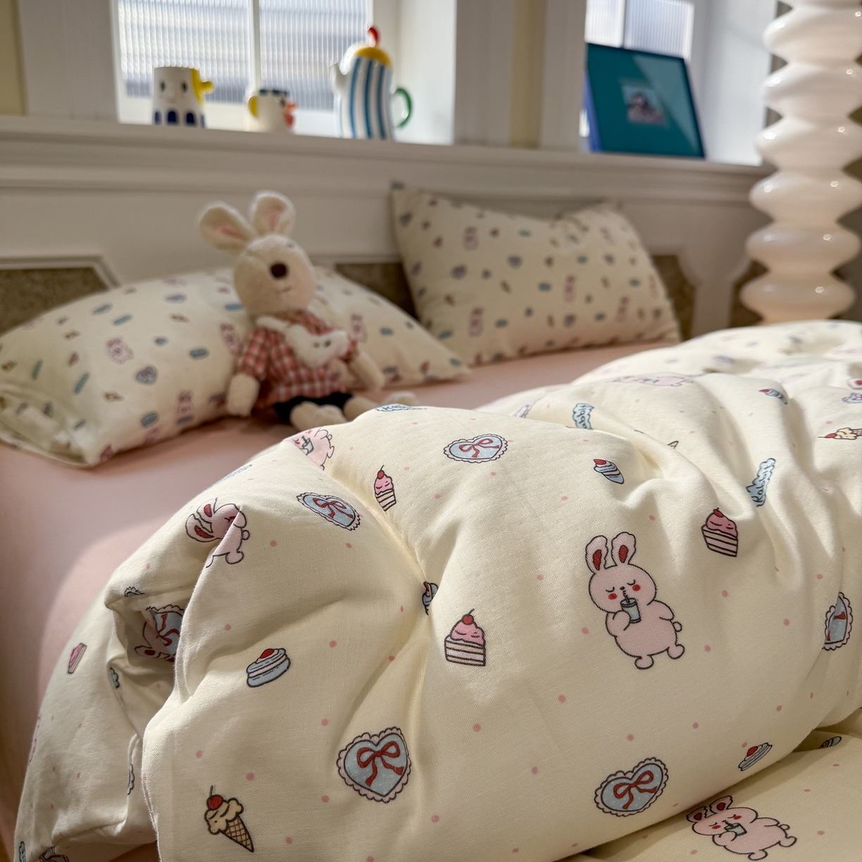 91家纺网 家纺一手货源 找家纺 塞纳 2026新款.全棉有氧双层纱四件套-场景一 甜莓小兔