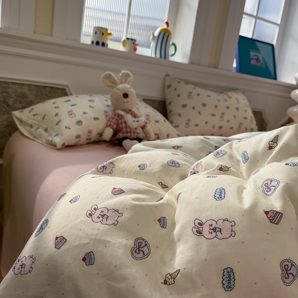 91家纺网 家纺一手货源 找家纺 塞纳 2026新款.全棉有氧双层纱四件套-场景一 甜莓小兔