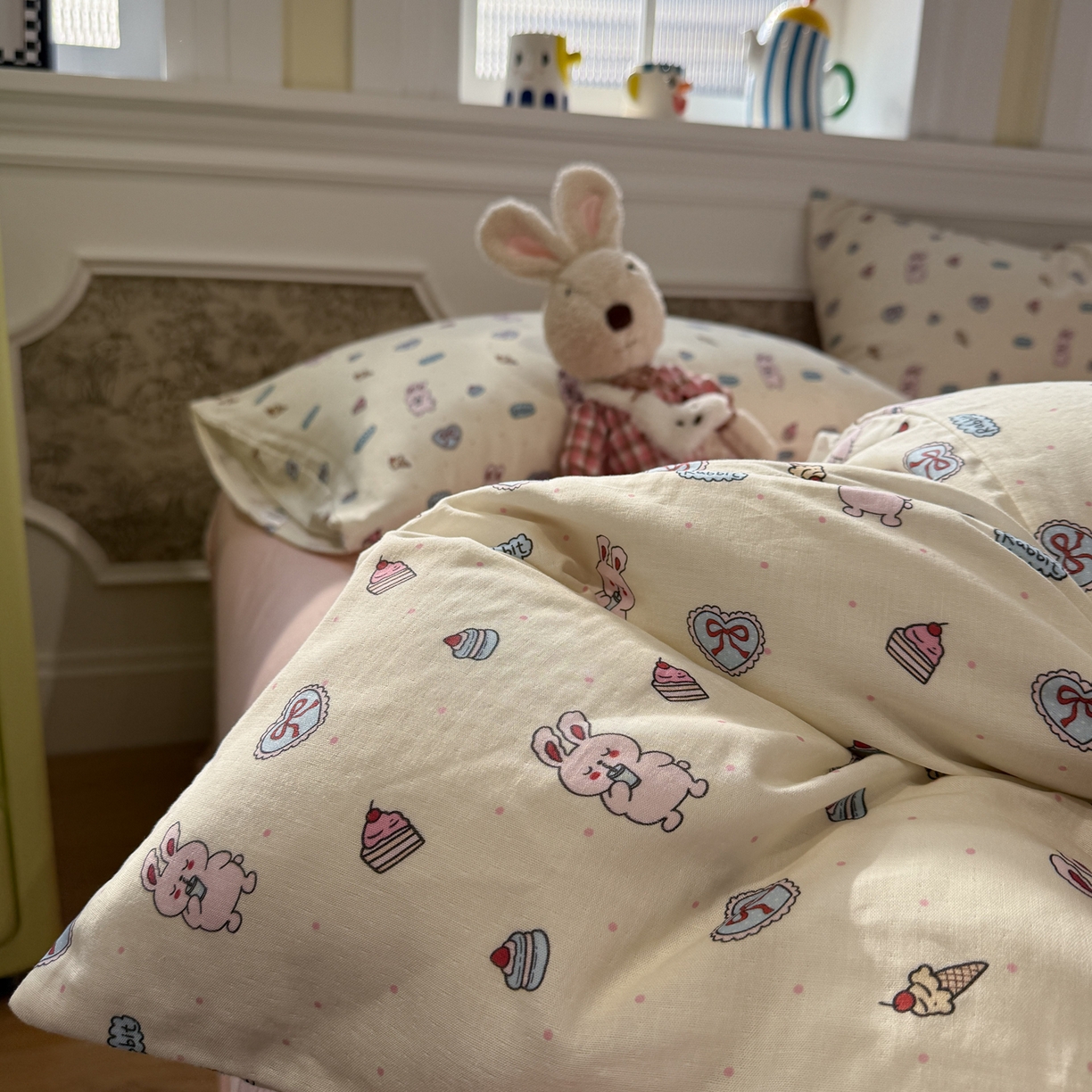 91家纺网 家纺一手货源 找家纺 塞纳 2026新款.全棉有氧双层纱四件套-场景一 甜莓小兔