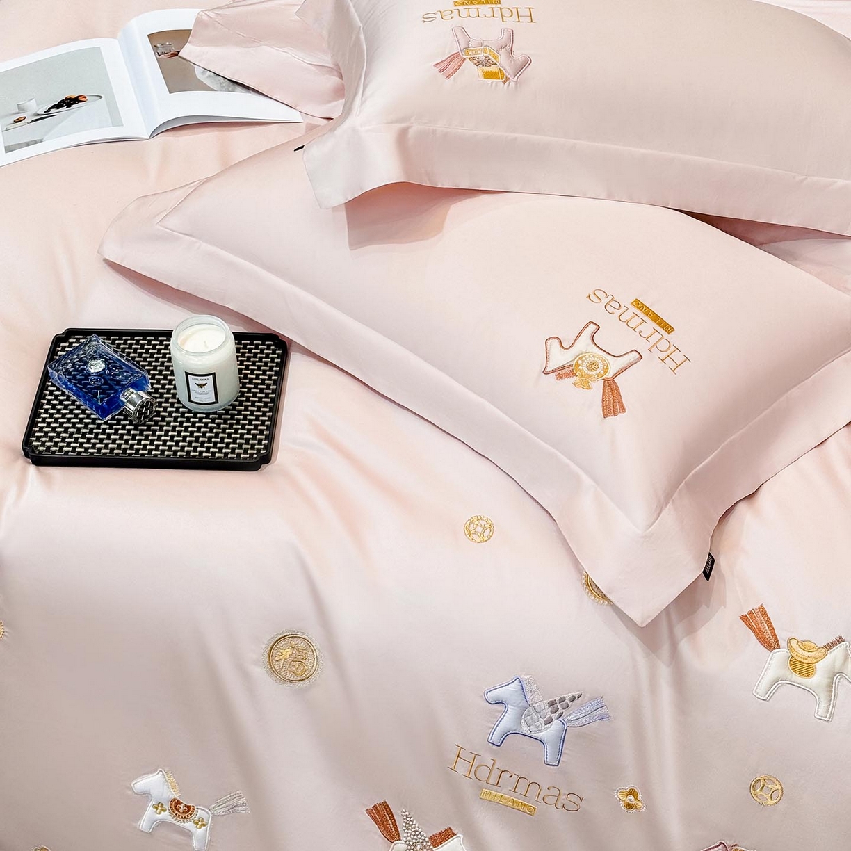 91家纺网 家纺一手货源 找家纺  2026【迪奥】马年50S双股A类长绒棉纯棉四件套100全棉新年刺绣被套床单床笠床上用品 马上有钱-粉