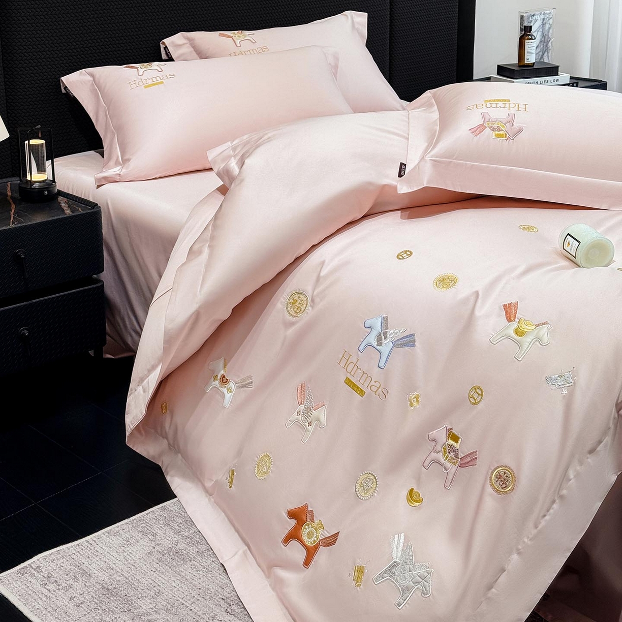 91家纺网 家纺一手货源 找家纺  2026【迪奥】马年50S双股A类长绒棉纯棉四件套100全棉新年刺绣被套床单床笠床上用品 马上有钱-粉