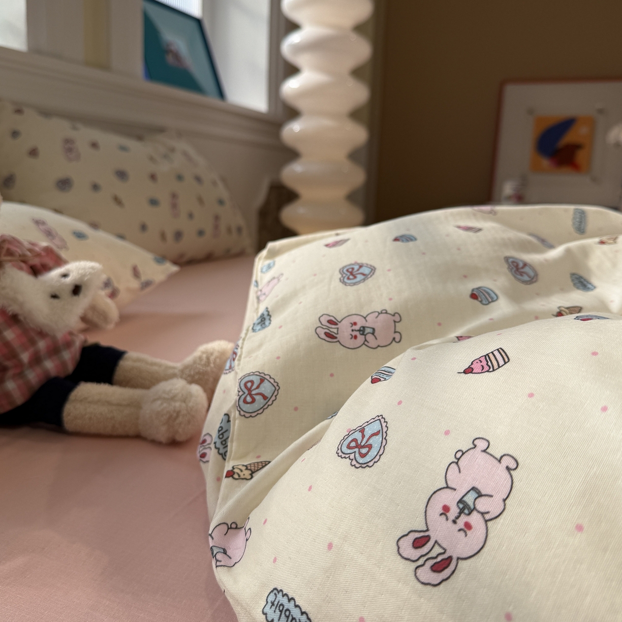 91家纺网 家纺一手货源 找家纺 塞纳 2026新款.全棉有氧双层纱四件套-场景二 甜莓小兔