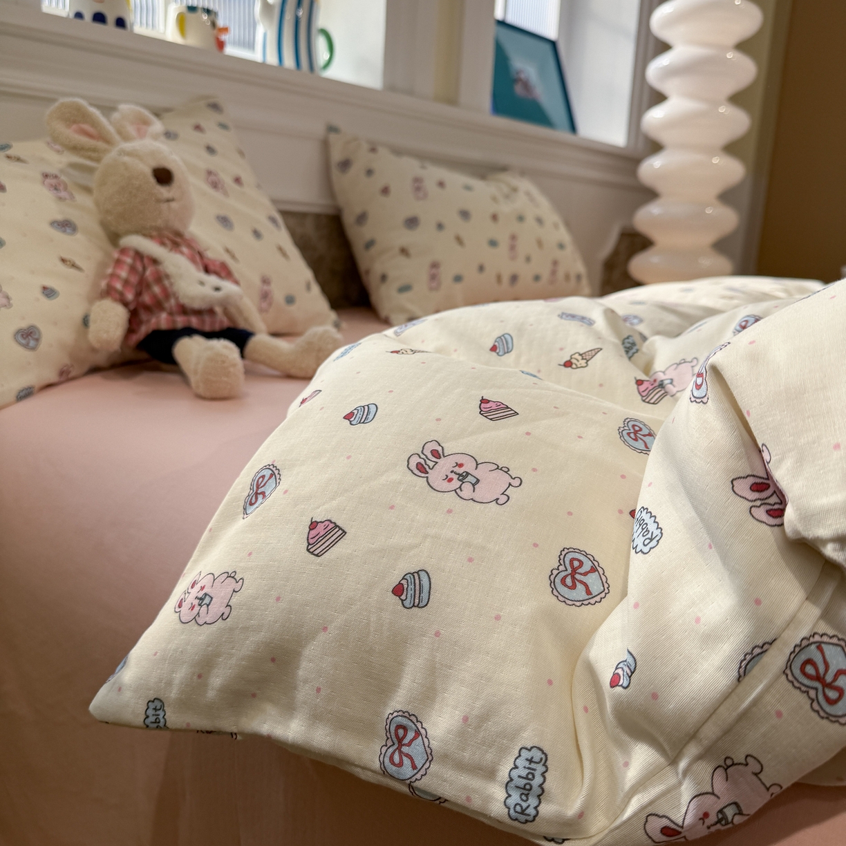 91家纺网 家纺一手货源 找家纺 塞纳 2026新款.全棉有氧双层纱四件套-场景二 甜莓小兔