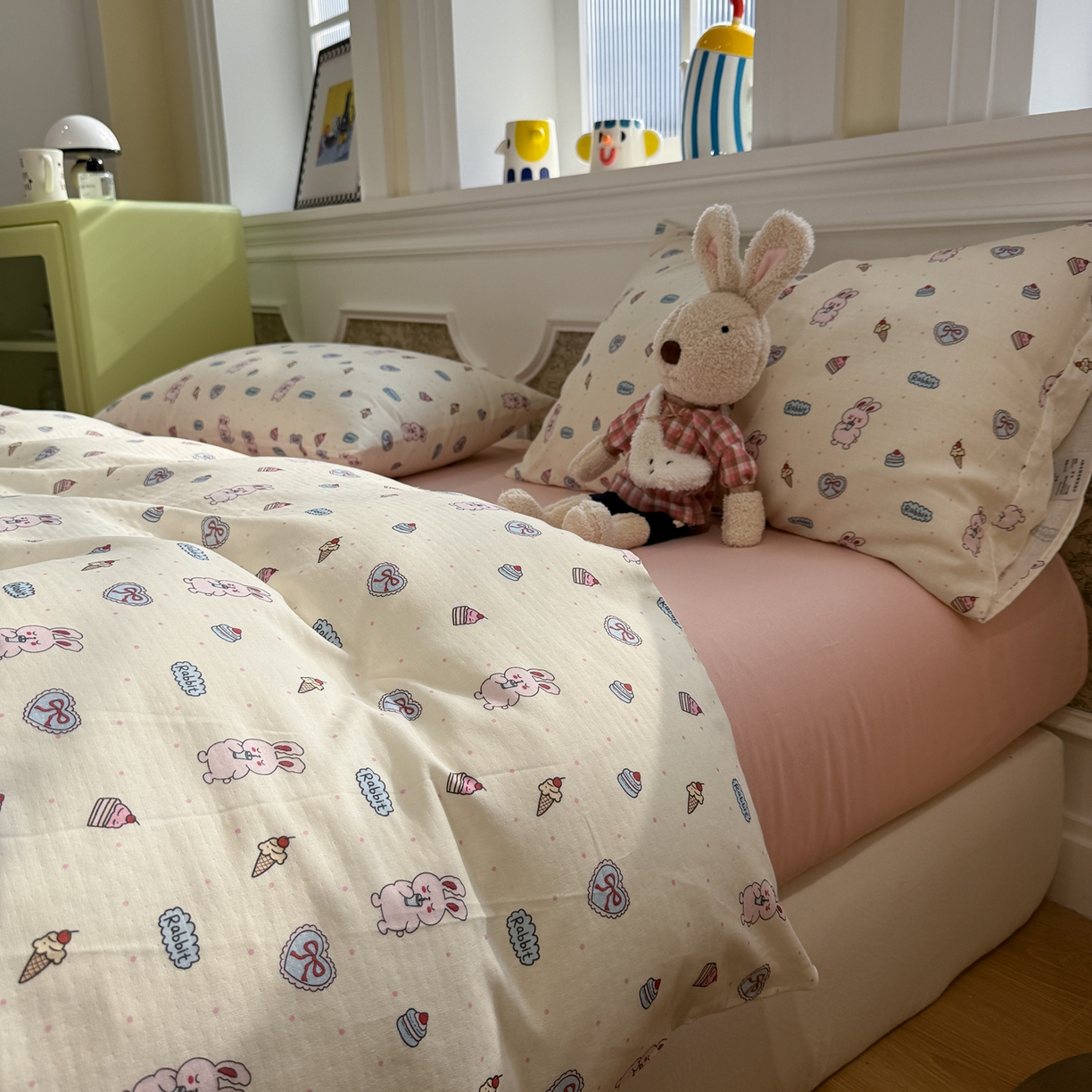 91家纺网 家纺一手货源 找家纺 塞纳 2026新款.全棉有氧双层纱四件套-场景二 甜莓小兔