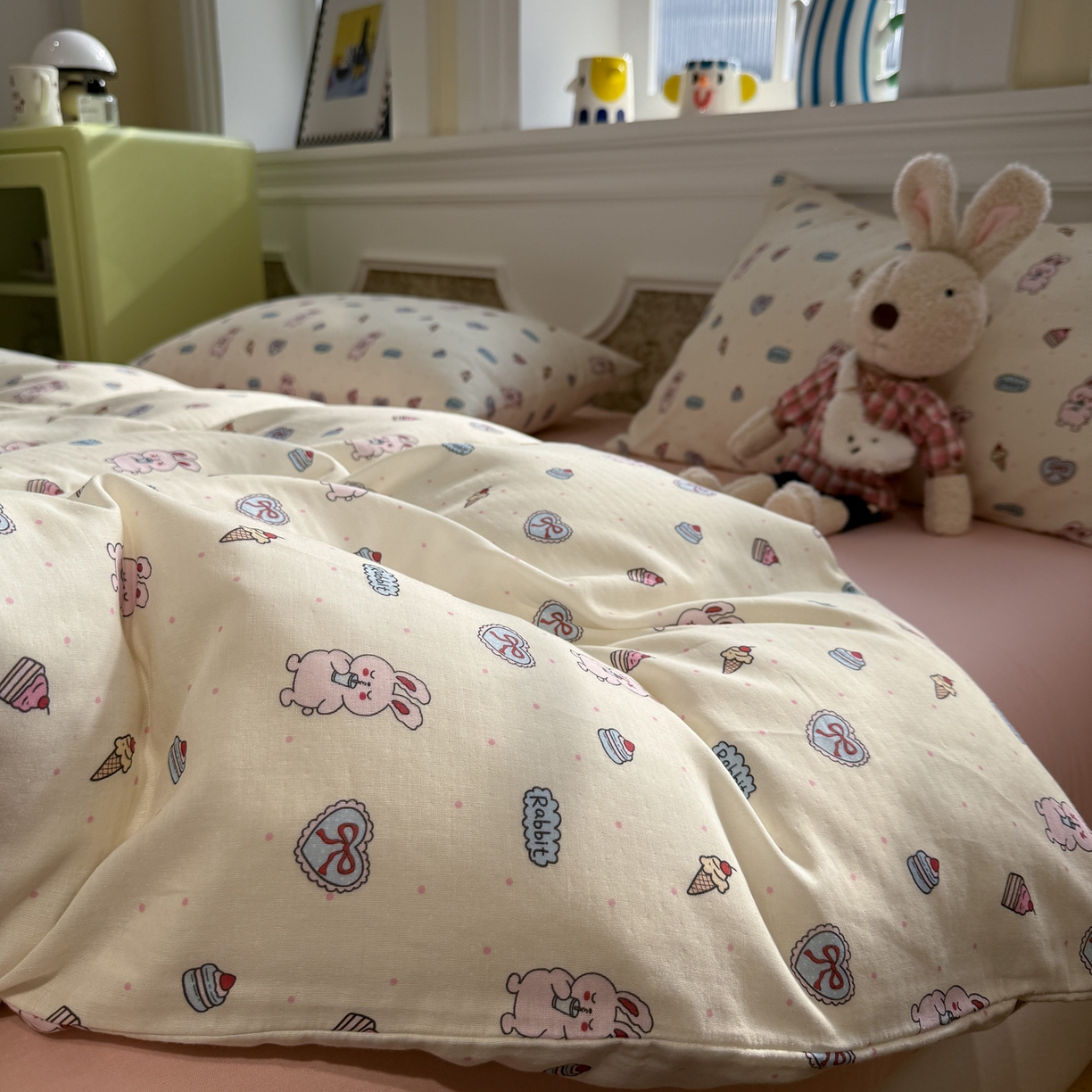 91家纺网 家纺一手货源 找家纺 塞纳 2026新款.全棉有氧双层纱四件套-场景二 甜莓小兔