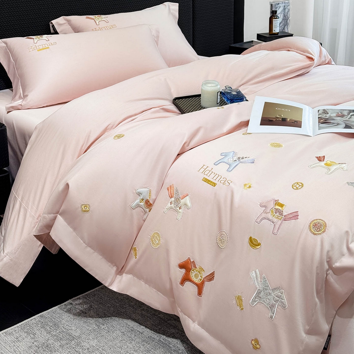 91家纺网 家纺一手货源 找家纺  2026新款【迪奥】马年50S双股A类长绒棉纯棉四件套100全棉新年刺绣被套床单 马上有钱-粉