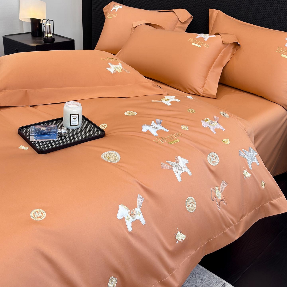 91家纺网 家纺一手货源 找家纺  2026新款【迪奥】马年50S双股A类长绒棉纯棉四件套100全棉新年刺绣被套床单 马上有钱-橙