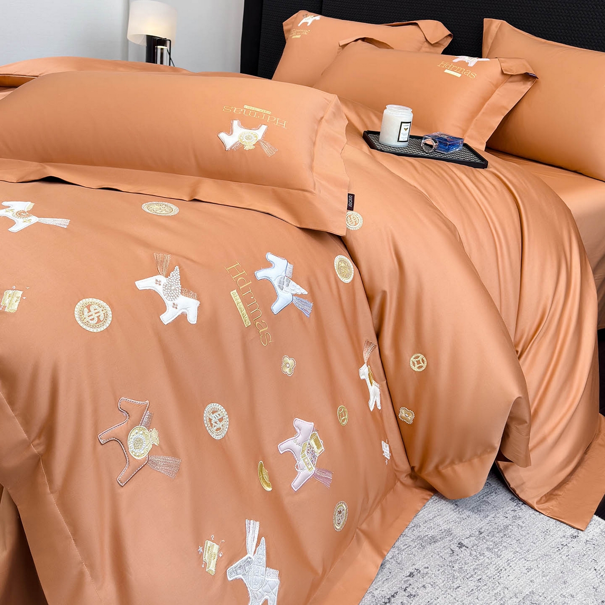 91家纺网 家纺一手货源 找家纺  2026新款【迪奥】马年50S双股A类长绒棉纯棉四件套100全棉新年刺绣被套床单 马上有钱-橙