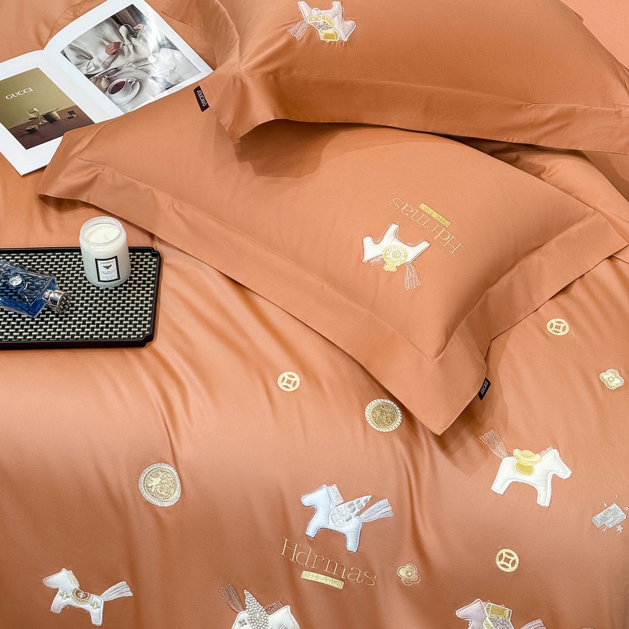 91家纺网 家纺一手货源 找家纺  2026新款【迪奥】马年50S双股A类长绒棉纯棉四件套100全棉新年刺绣被套床单 马上有钱-橙