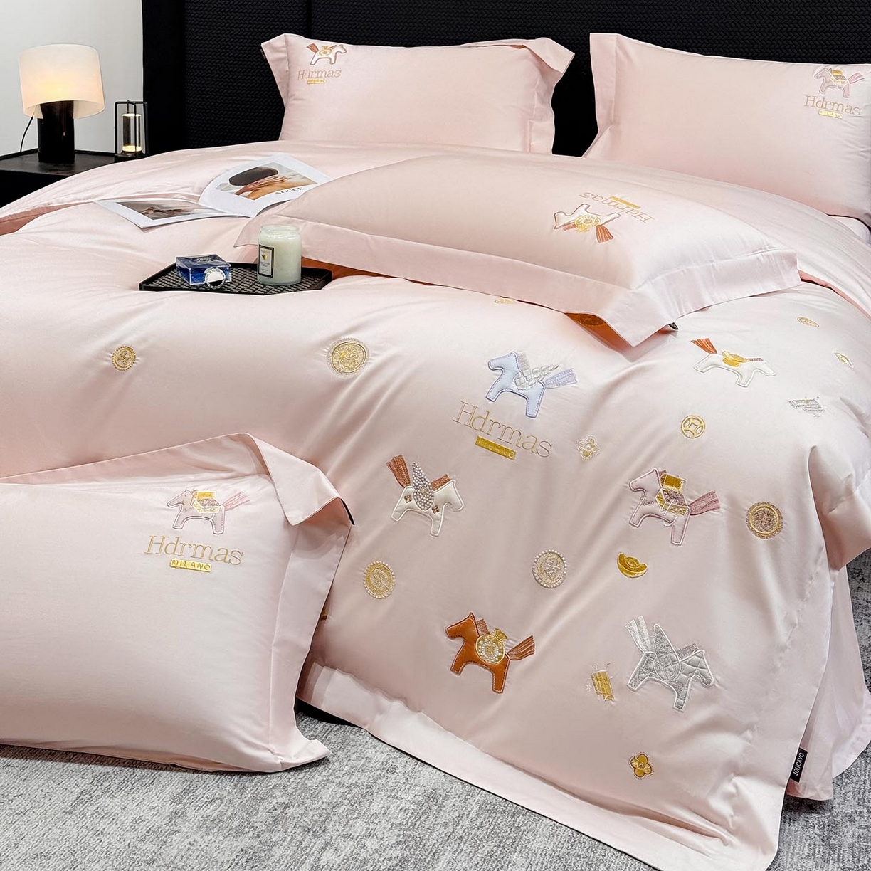 91家纺网 家纺一手货源 找家纺  2026新款【迪奥】马年50S双股A类长绒棉纯棉四件套100全棉新年刺绣被套床单 马上有钱-粉