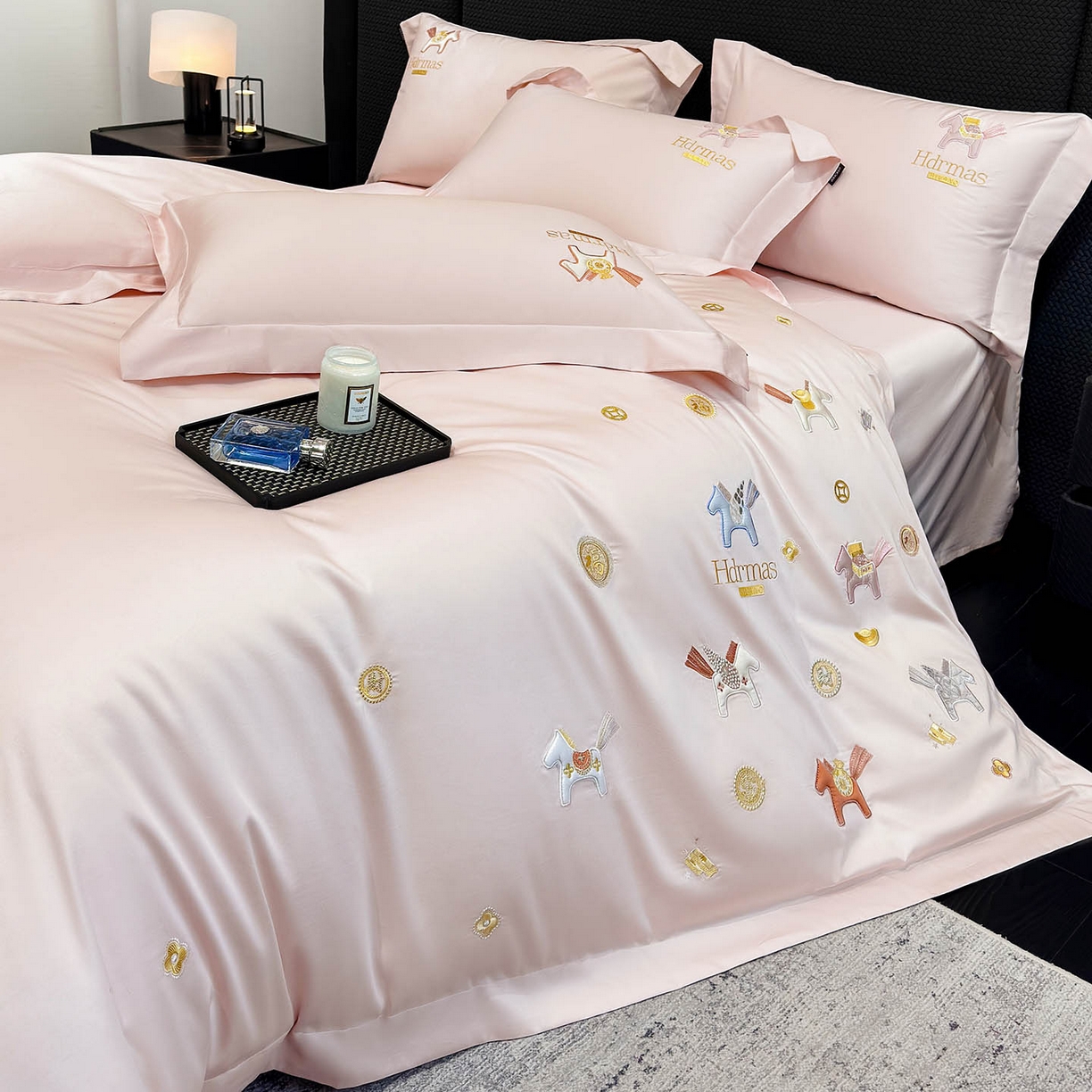 91家纺网 家纺一手货源 找家纺  2026新款【迪奥】马年50S双股A类长绒棉纯棉四件套100全棉新年刺绣被套床单 马上有钱-粉