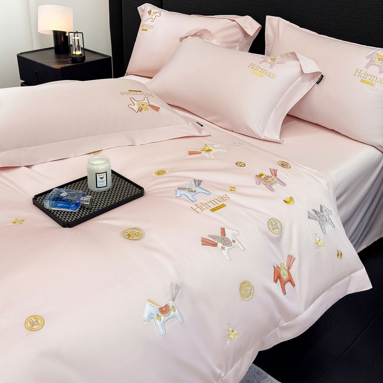 91家纺网 家纺一手货源 找家纺  2026新款【迪奥】马年50S双股A类长绒棉纯棉四件套100全棉新年刺绣被套床单 马上有钱-粉