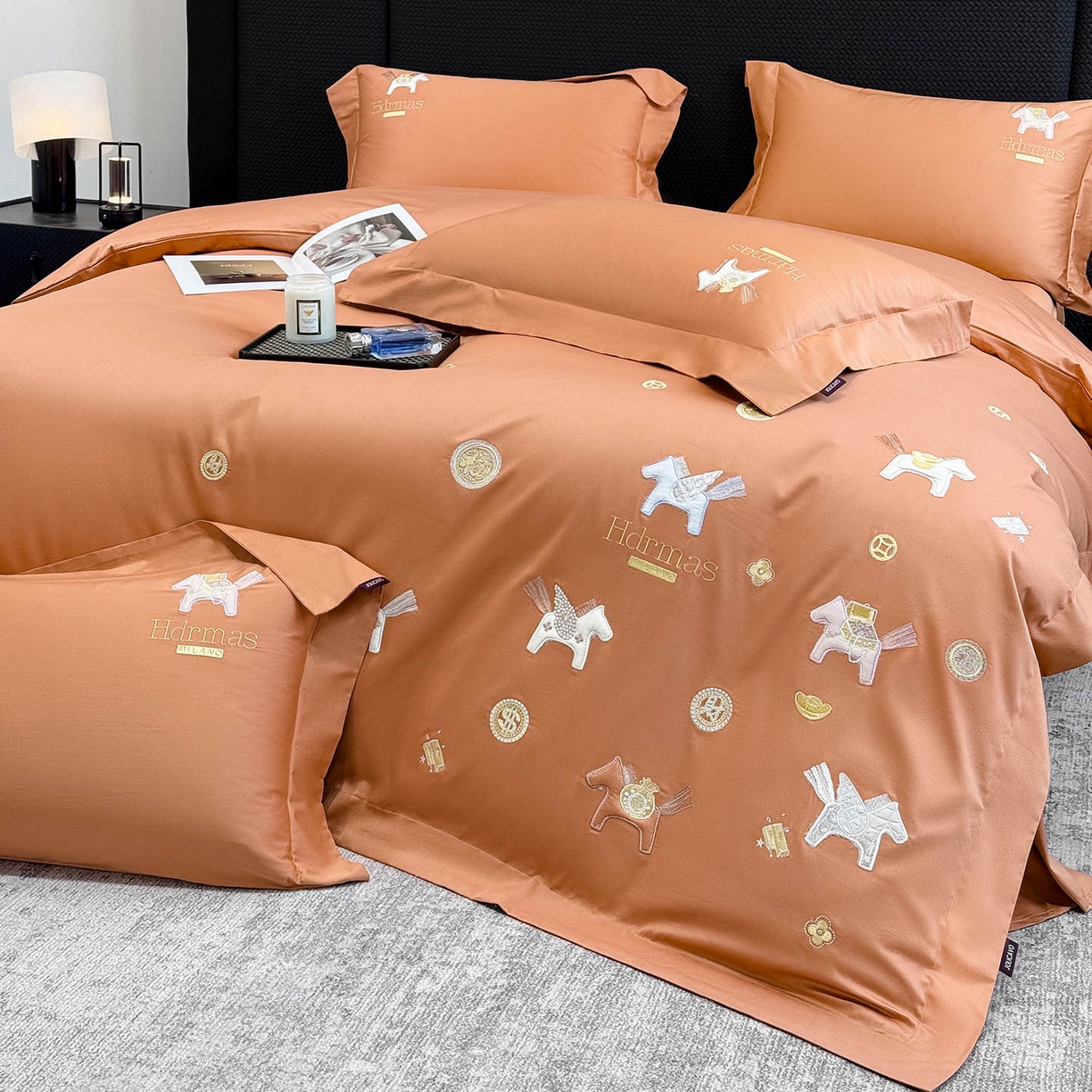 91家纺网 家纺一手货源 找家纺  2026新款【迪奥】马年50S双股A类长绒棉纯棉四件套100全棉新年刺绣被套床单 马上有钱-橙