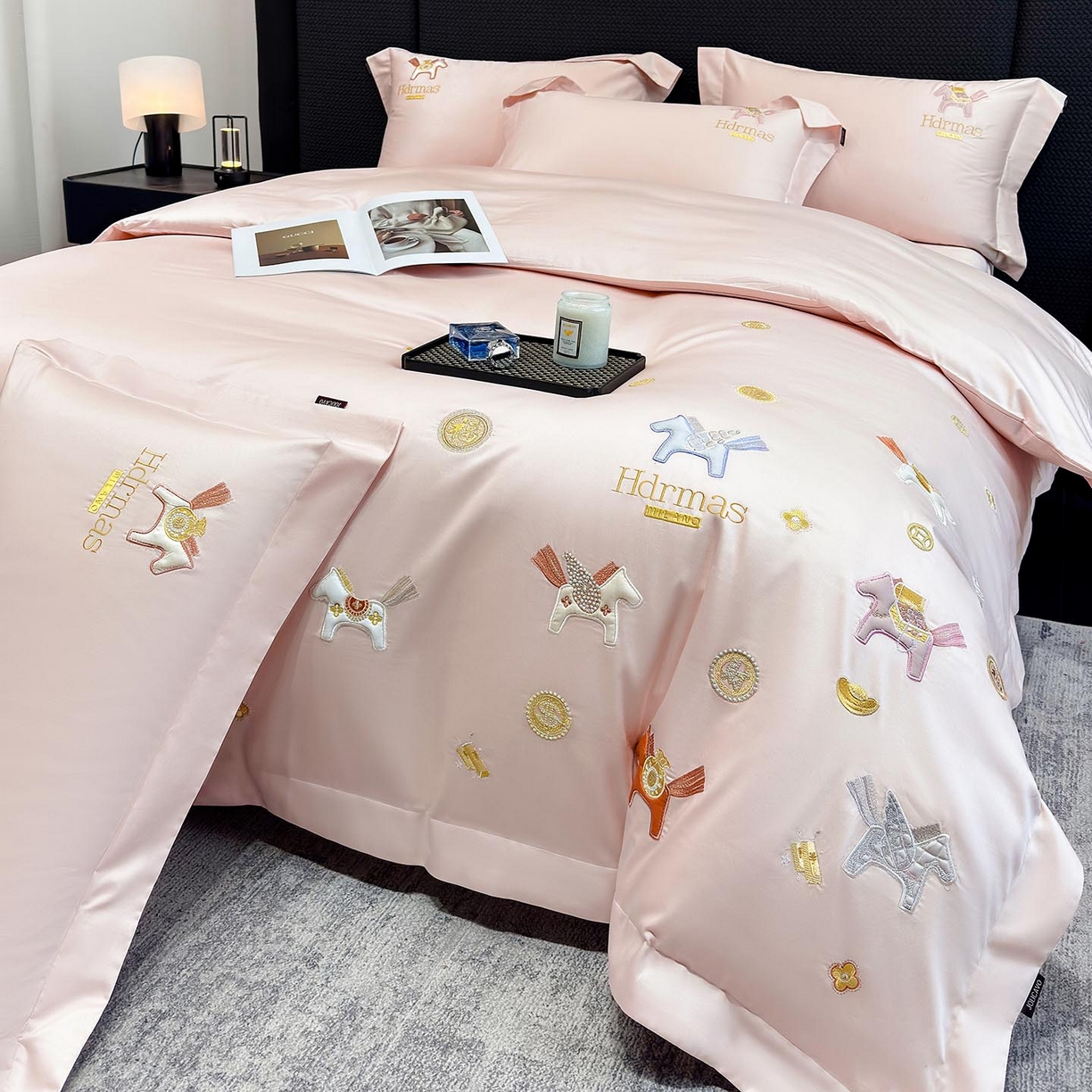 91家纺网 家纺一手货源 找家纺  2026新款【迪奥】马年50S双股A类长绒棉纯棉四件套100全棉新年刺绣被套床单 马上有钱-粉