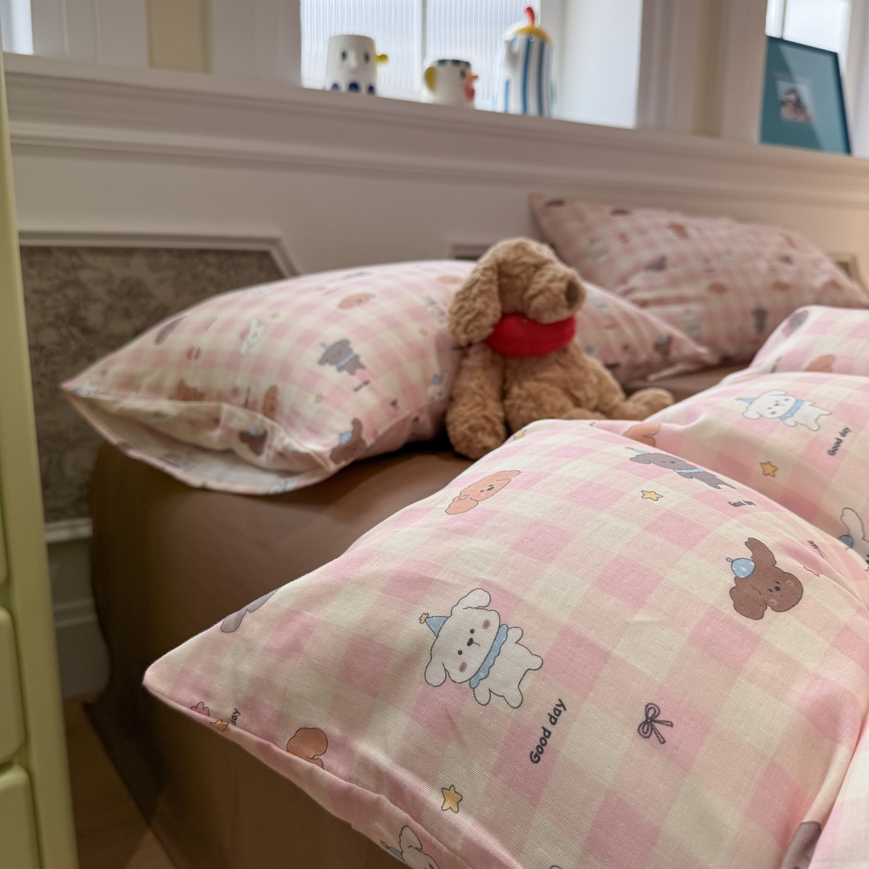 91家纺网 家纺一手货源 找家纺 塞纳 2026新款.全棉有氧双层纱四件套-场景二 粉格奶狗