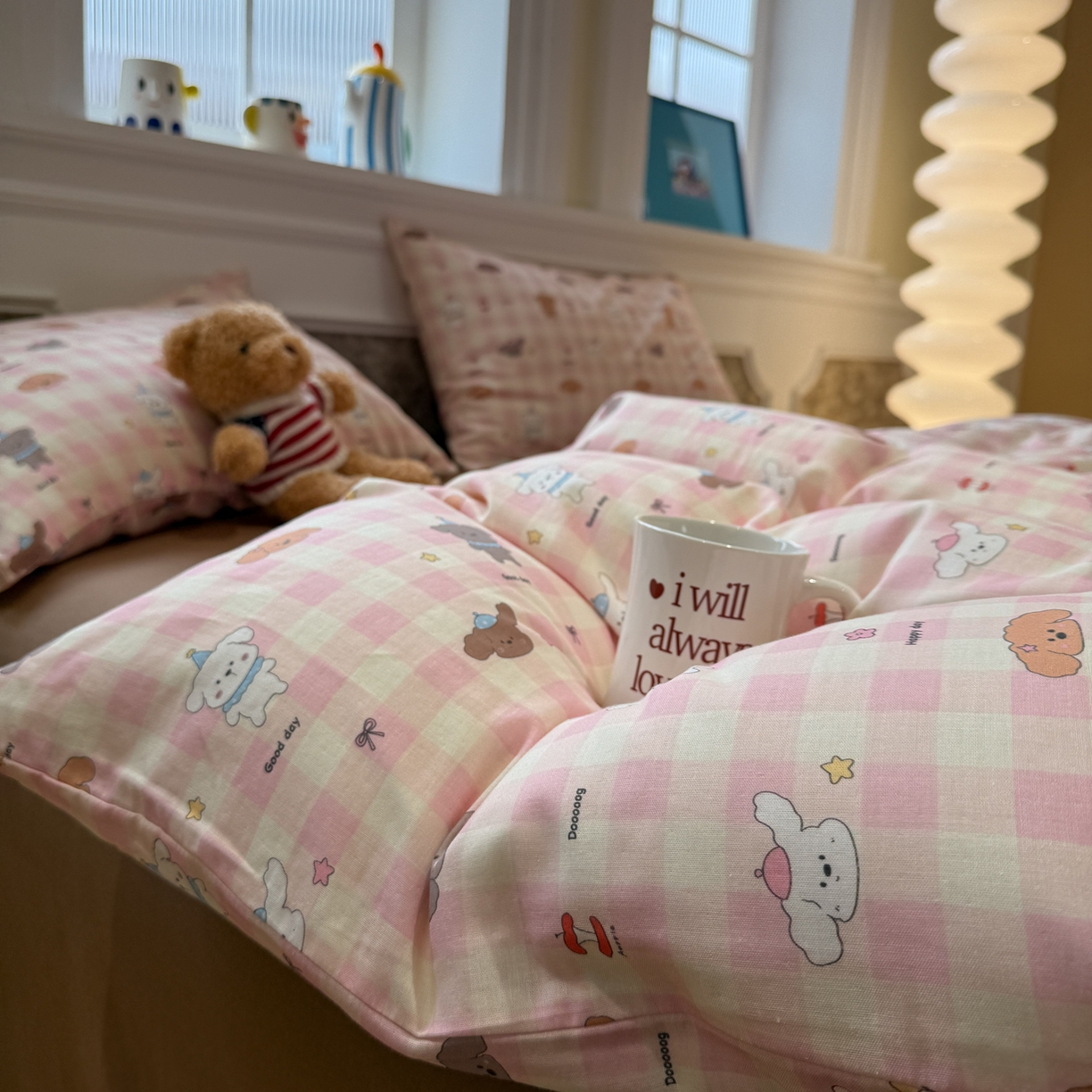 91家纺网 家纺一手货源 找家纺 塞纳 2026新款.全棉有氧双层纱四件套-场景二 粉格奶狗