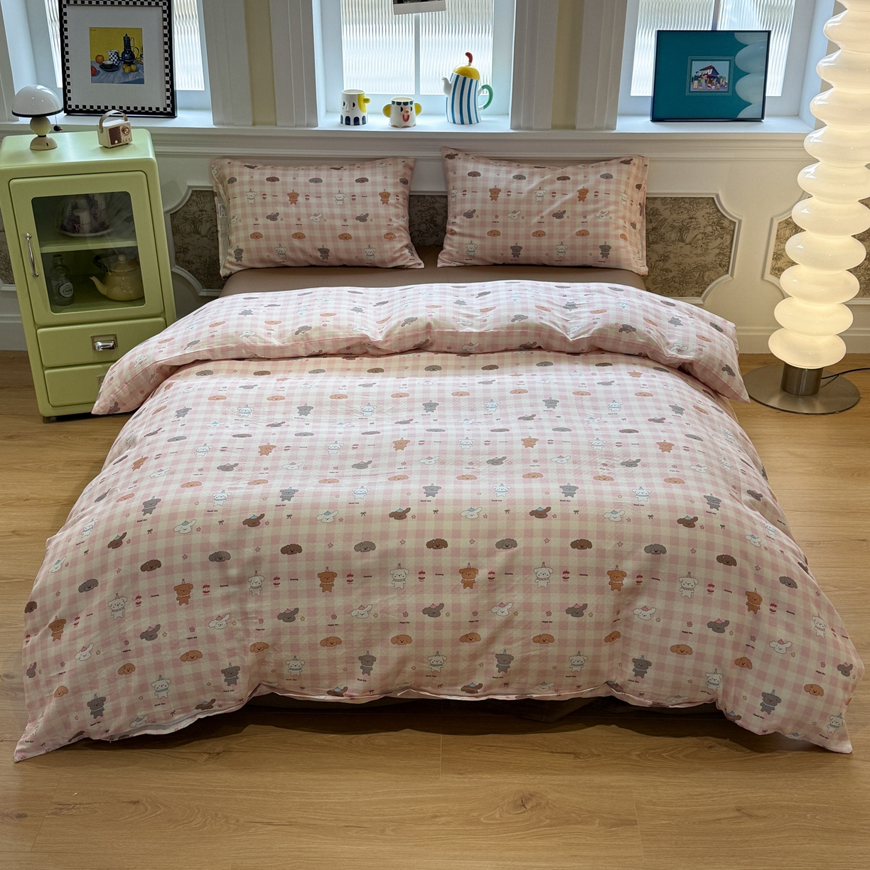 91家纺网 家纺一手货源 找家纺 塞纳 2026新款.全棉有氧双层纱四件套-场景二 粉格奶狗