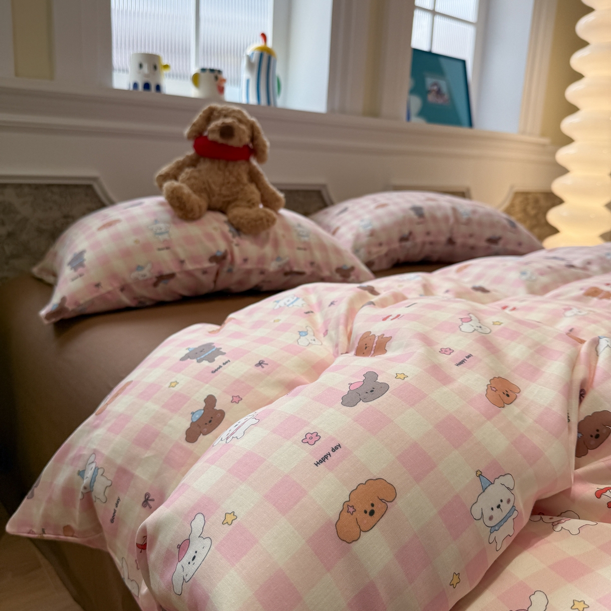 91家纺网 家纺一手货源 找家纺 塞纳 2026新款.全棉有氧双层纱四件套-场景二 粉格奶狗