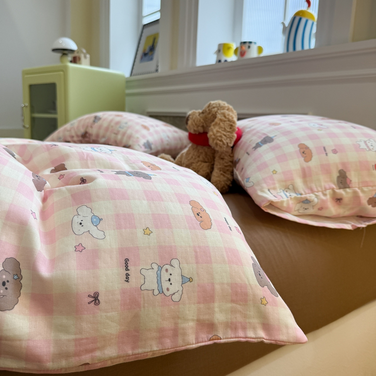 91家纺网 家纺一手货源 找家纺 塞纳 2026新款.全棉有氧双层纱四件套-场景二 粉格奶狗