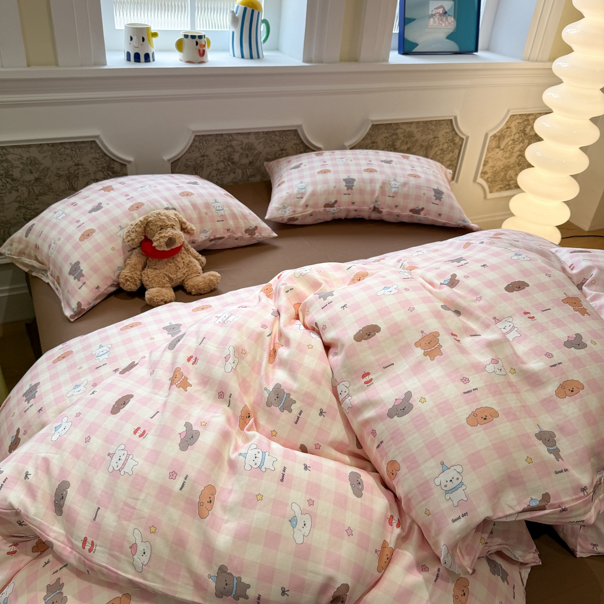 91家纺网 家纺一手货源 找家纺 塞纳 2026新款.全棉有氧双层纱四件套-场景二 粉格奶狗