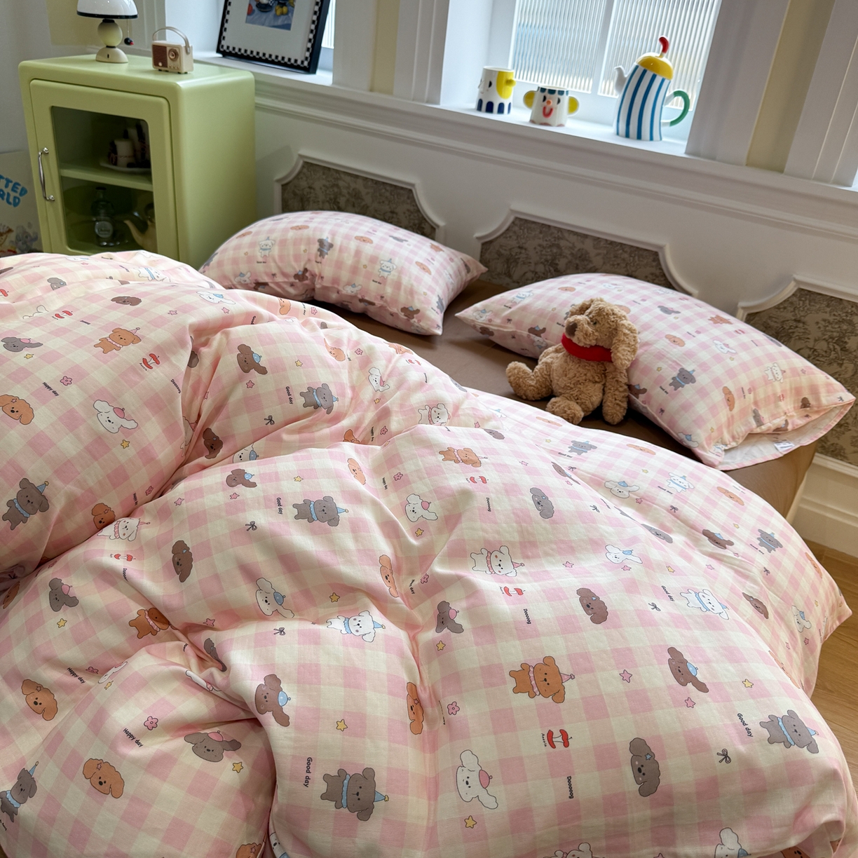 91家纺网 家纺一手货源 找家纺 塞纳 2026新款.全棉有氧双层纱四件套-场景二 粉格奶狗