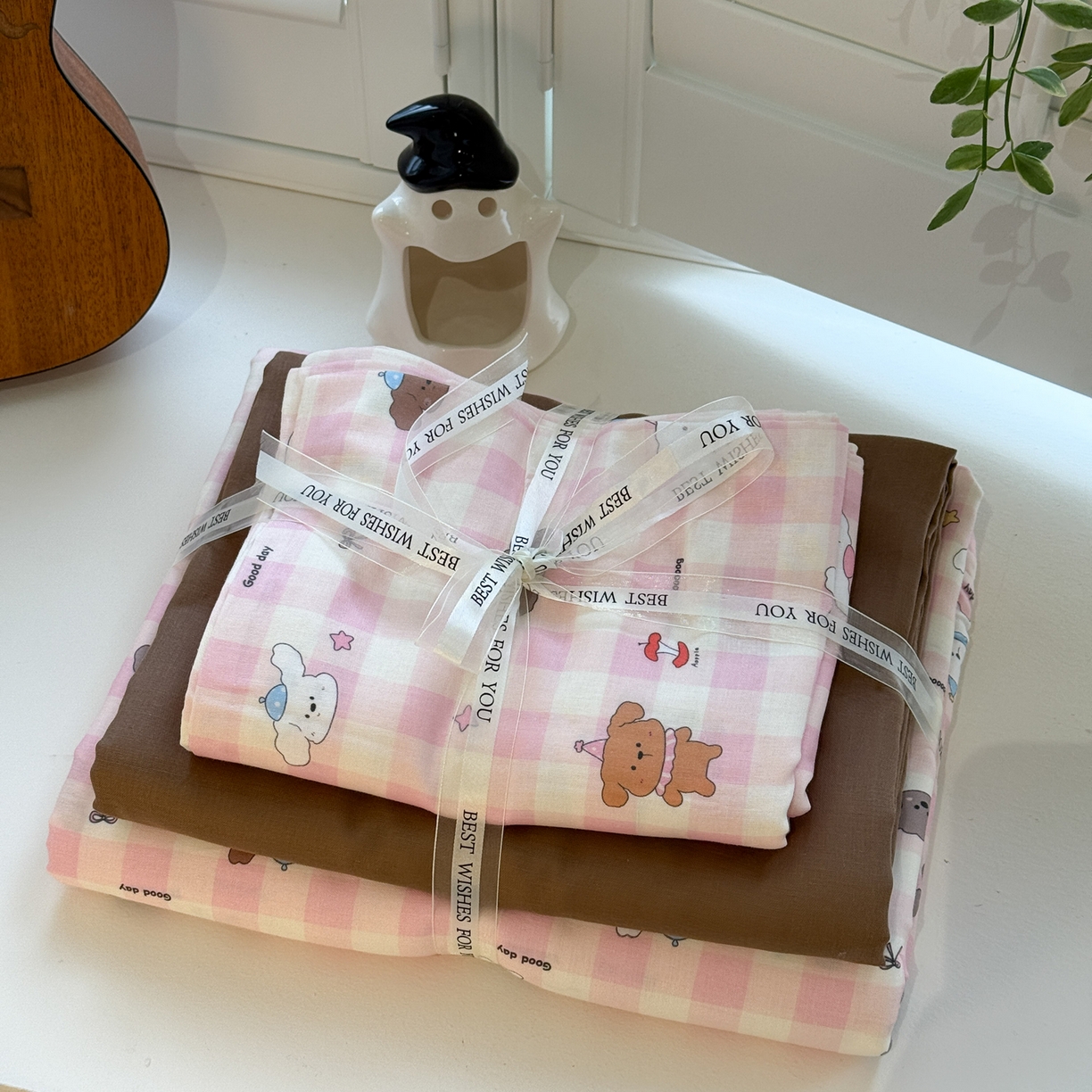 91家纺网 家纺一手货源 找家纺 塞纳 2026新款.全棉有氧双层纱四件套-场景二 粉格奶狗