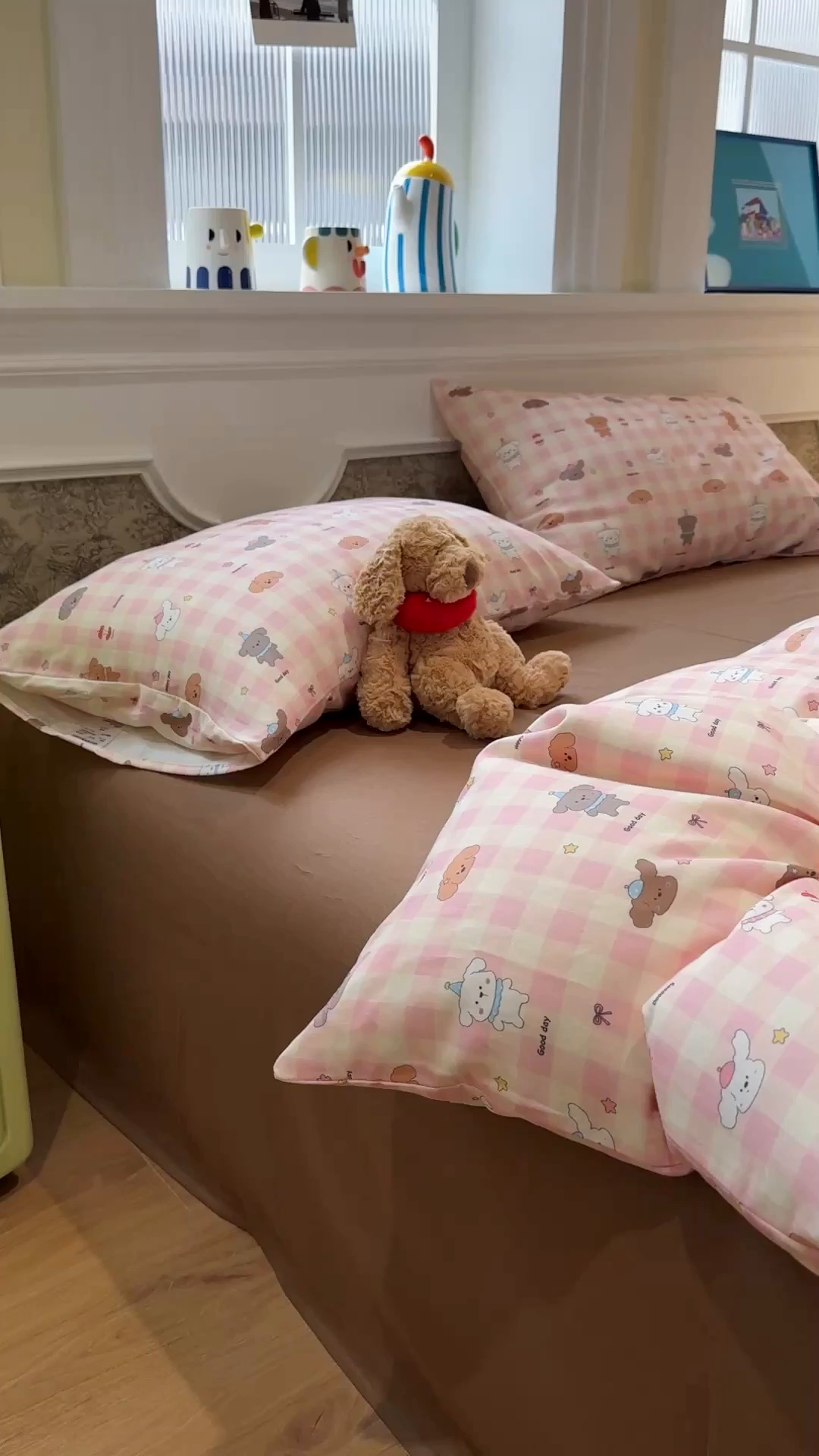 91家纺网 家纺一手货源 找家纺 塞纳 2026新款.全棉有氧双层纱四件套-场景二 粉格奶狗