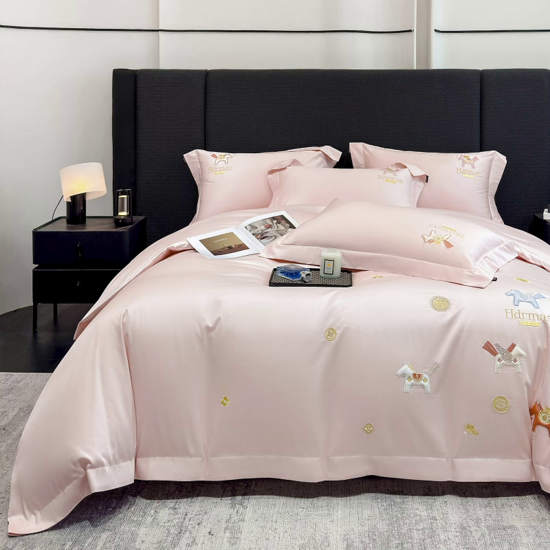 91家纺网 家纺一手货源 找家纺  2026新款【迪奥】马年50S双股A类长绒棉纯棉四件套100全棉新年刺绣被套床单 马上有钱-粉