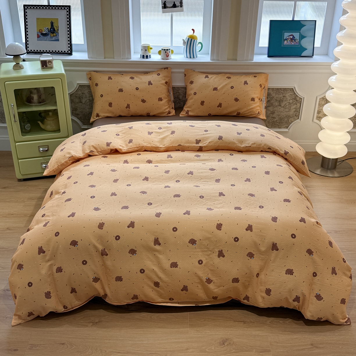 91家纺网 家纺一手货源 找家纺 塞纳 2026新款.全棉有氧双层纱四件套-场景二 暖橘小熊