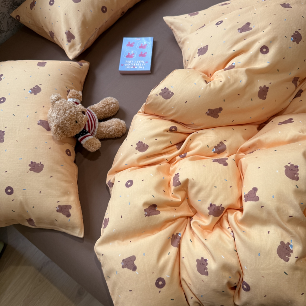 91家纺网 家纺一手货源 找家纺 塞纳 2026新款.全棉有氧双层纱四件套-场景二 暖橘小熊