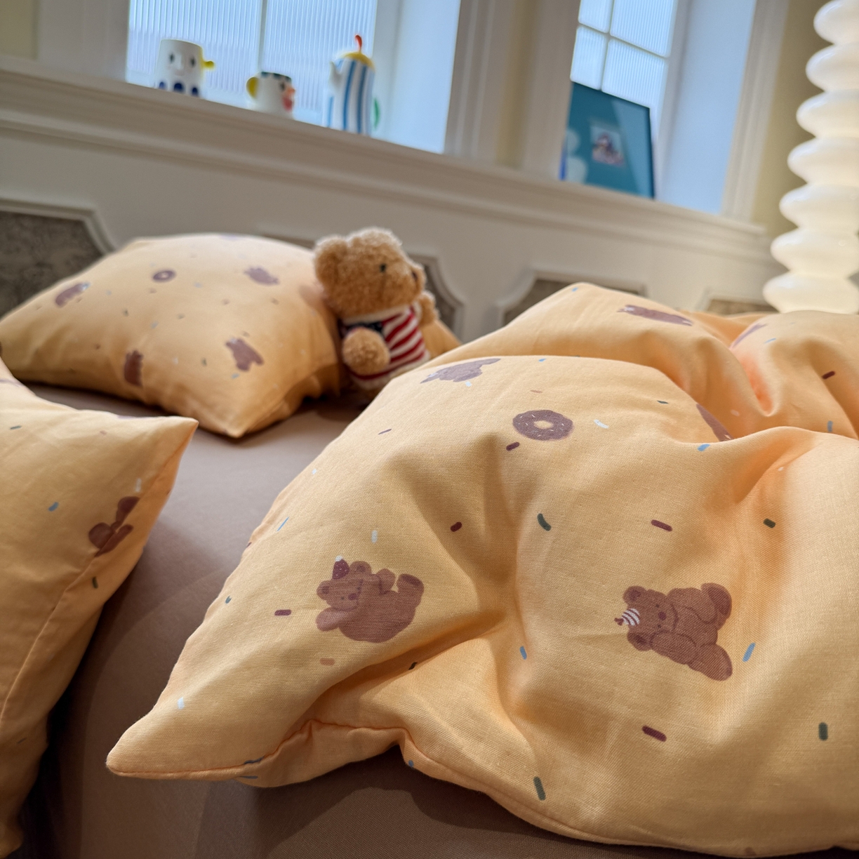 91家纺网 家纺一手货源 找家纺 塞纳 2026新款.全棉有氧双层纱四件套-场景二 暖橘小熊