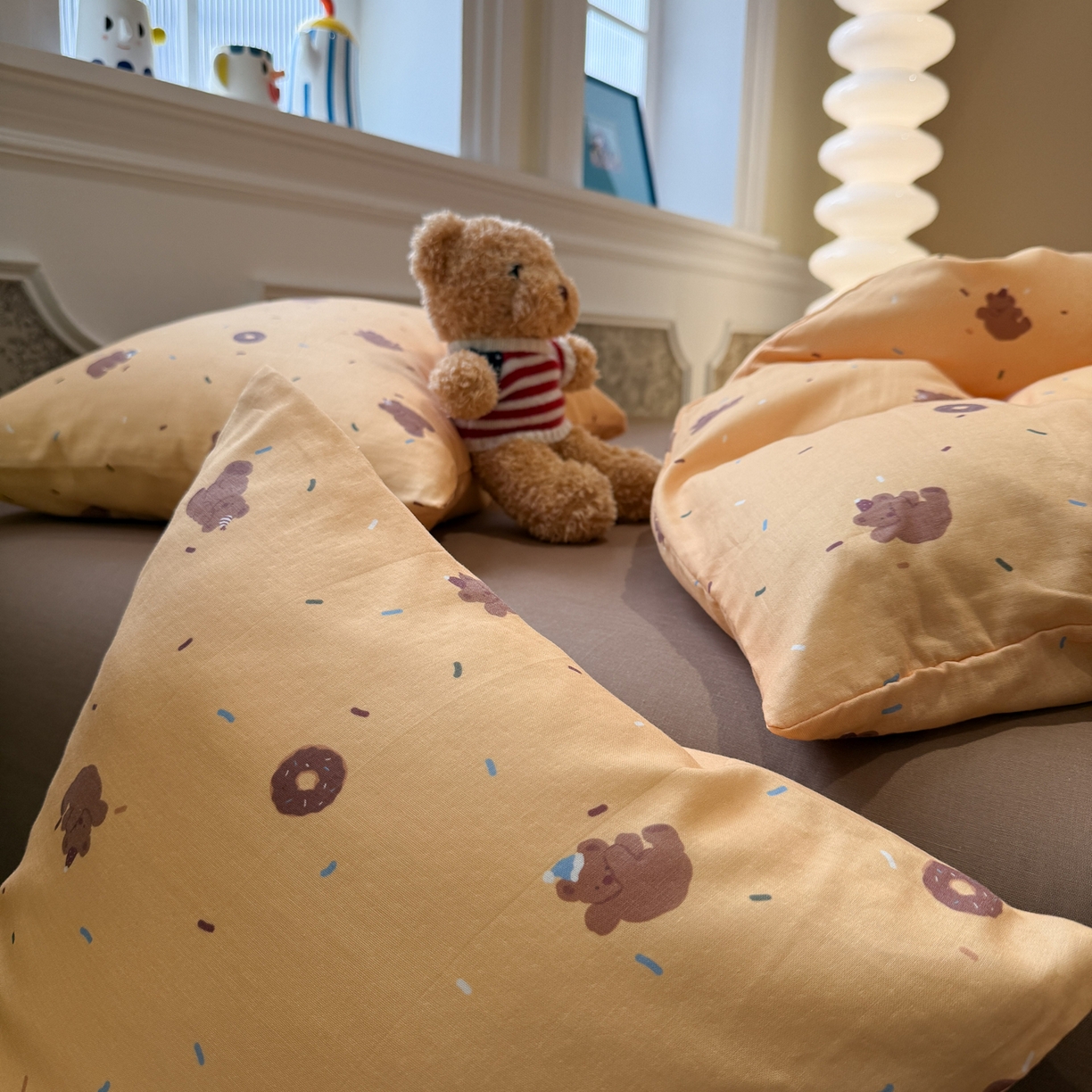 91家纺网 家纺一手货源 找家纺 塞纳 2026新款.全棉有氧双层纱四件套-场景二 暖橘小熊