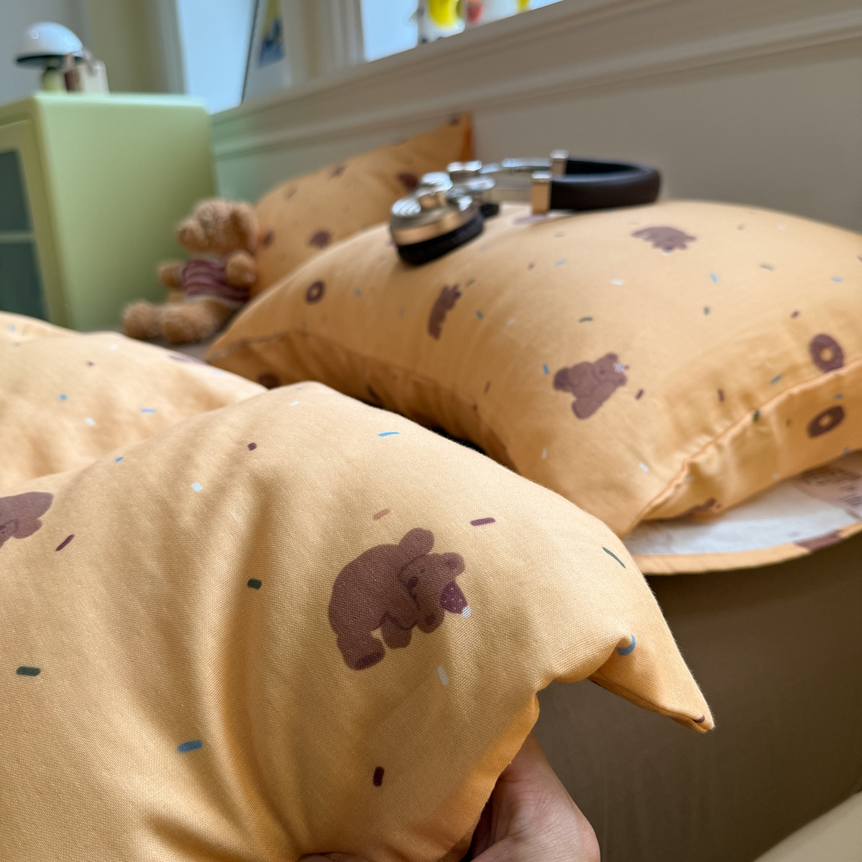 91家纺网 家纺一手货源 找家纺 塞纳 2026新款.全棉有氧双层纱四件套-场景二 暖橘小熊