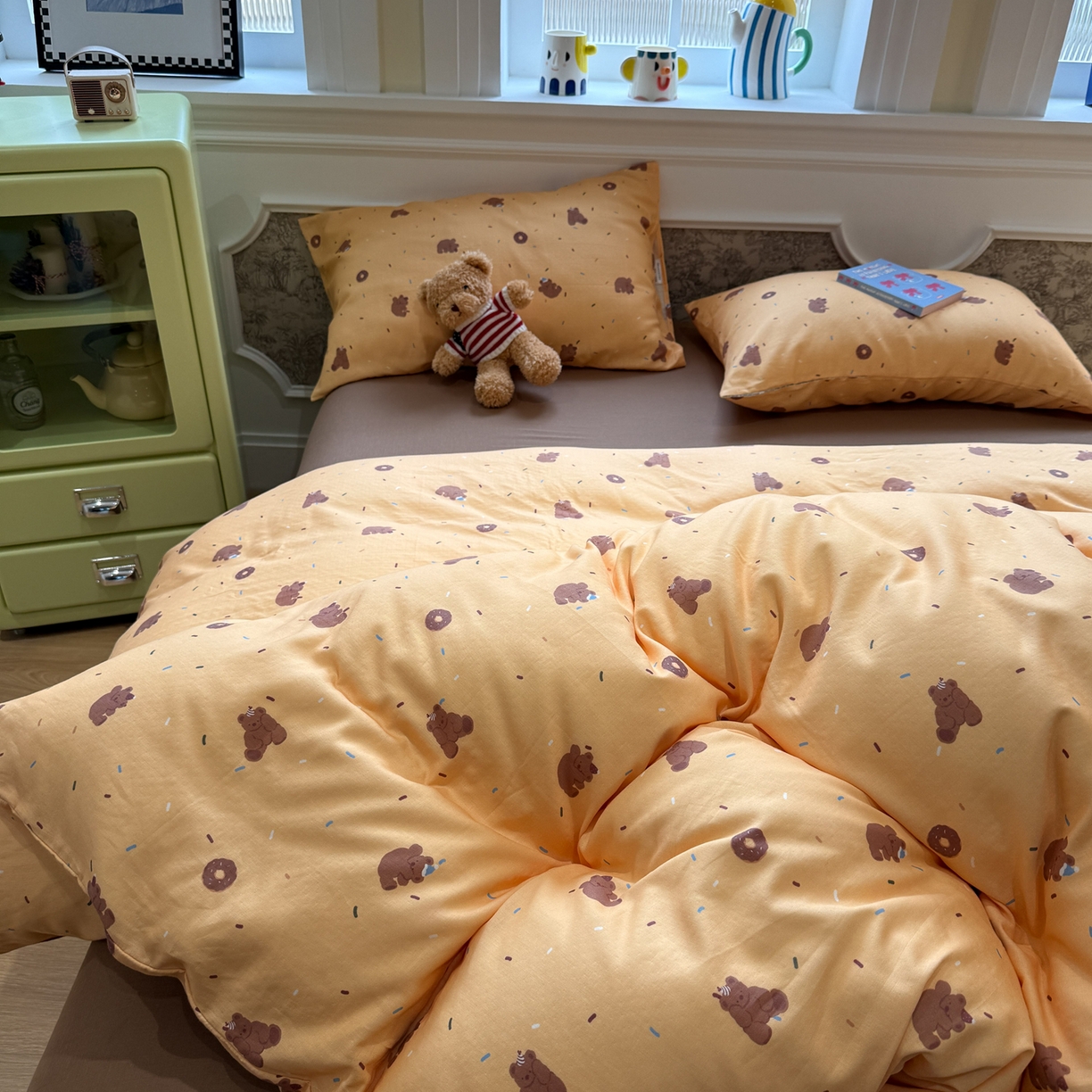 91家纺网 家纺一手货源 找家纺 塞纳 2026新款.全棉有氧双层纱四件套-场景二 暖橘小熊