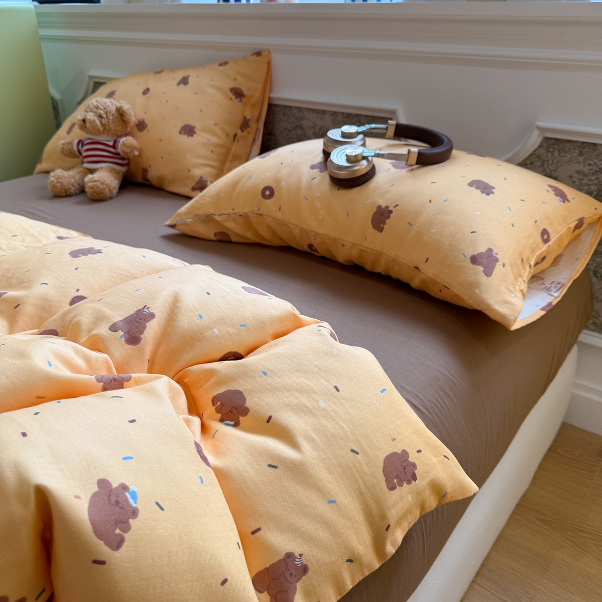 91家纺网 家纺一手货源 找家纺 塞纳 2026新款.全棉有氧双层纱四件套-场景二 暖橘小熊