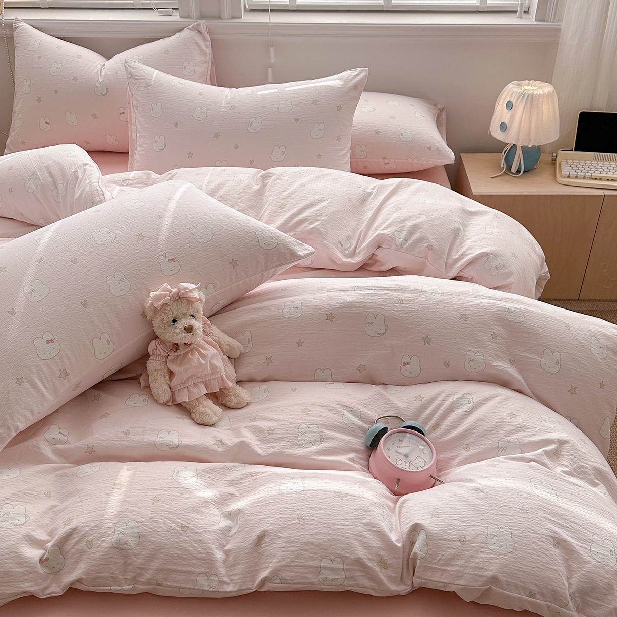 91家纺网 家纺一手货源 找家纺 多品家纺 2026新款奶呼呼超柔云感双层纱系列四件套 桃气兔兔