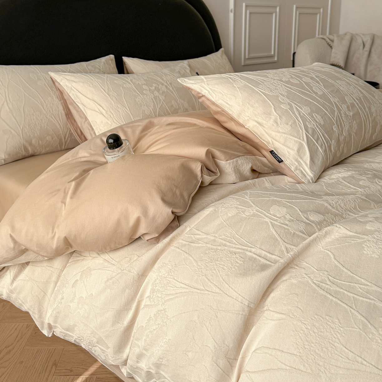 91家纺网 家纺一手货源 找家纺 宜代光年 2026新款全棉厚织大提花系列四件套 夏野尤加-奶白