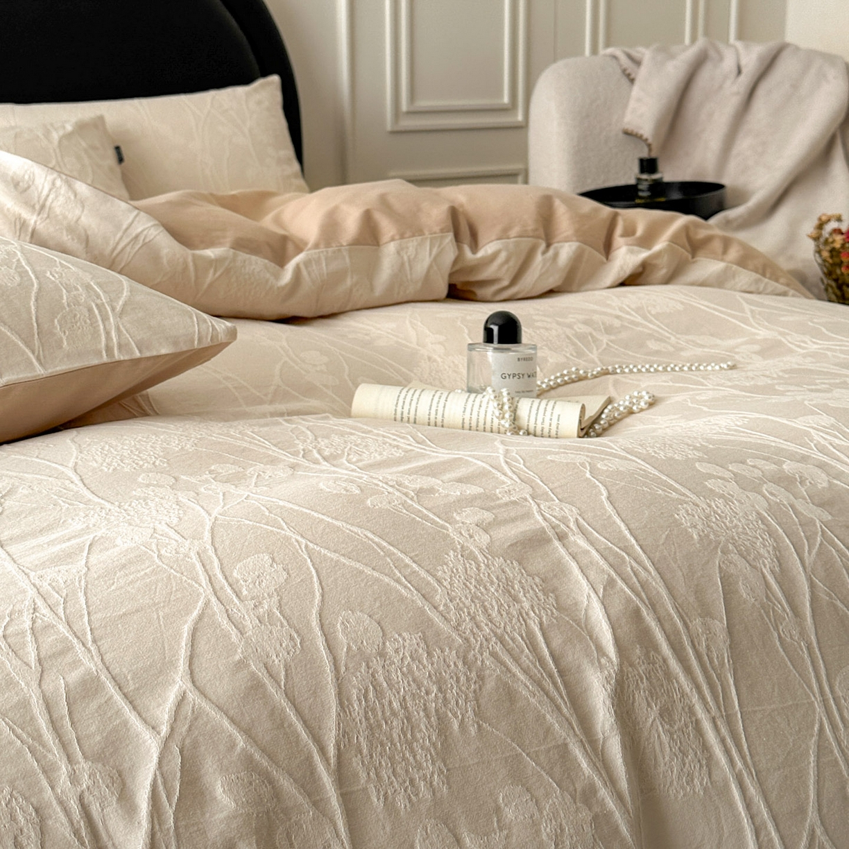 91家纺网 家纺一手货源 找家纺 宜代光年 2026新款全棉厚织大提花系列四件套 夏野尤加-奶白