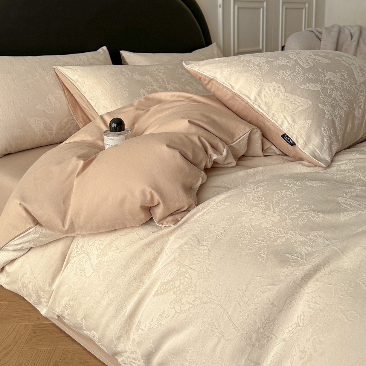 91家纺网 家纺一手货源 找家纺 宜代光年 2026新款全棉厚织大提花系列四件套 翩然-奶白