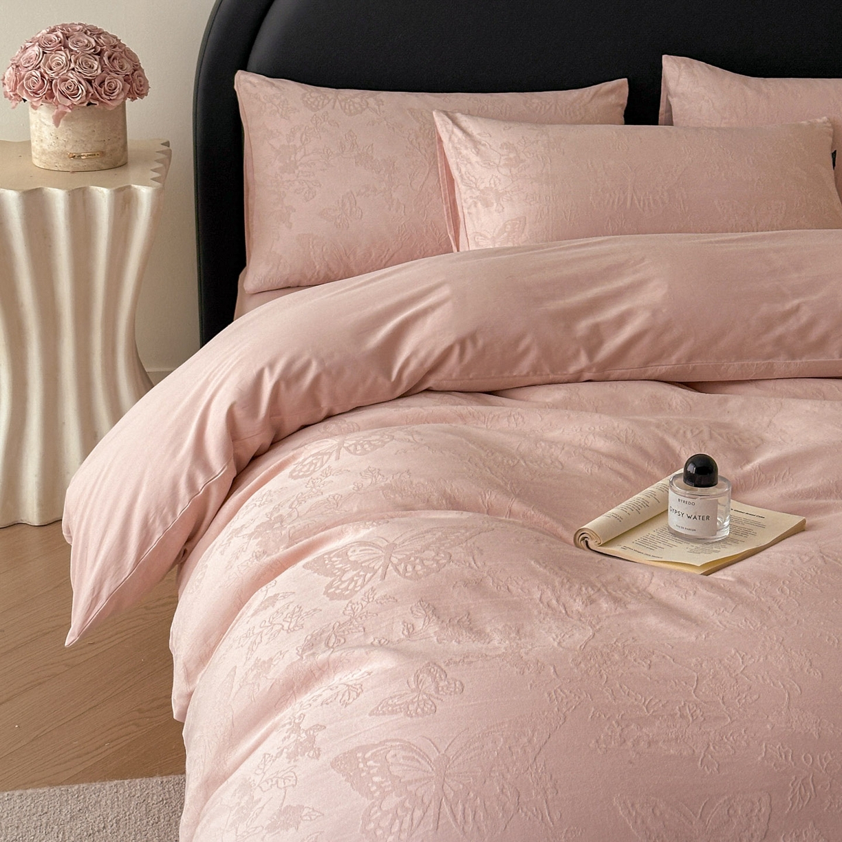 91家纺网 家纺一手货源 找家纺 宜代光年 2026新款全棉厚织大提花系列四件套 翩然-浅粉