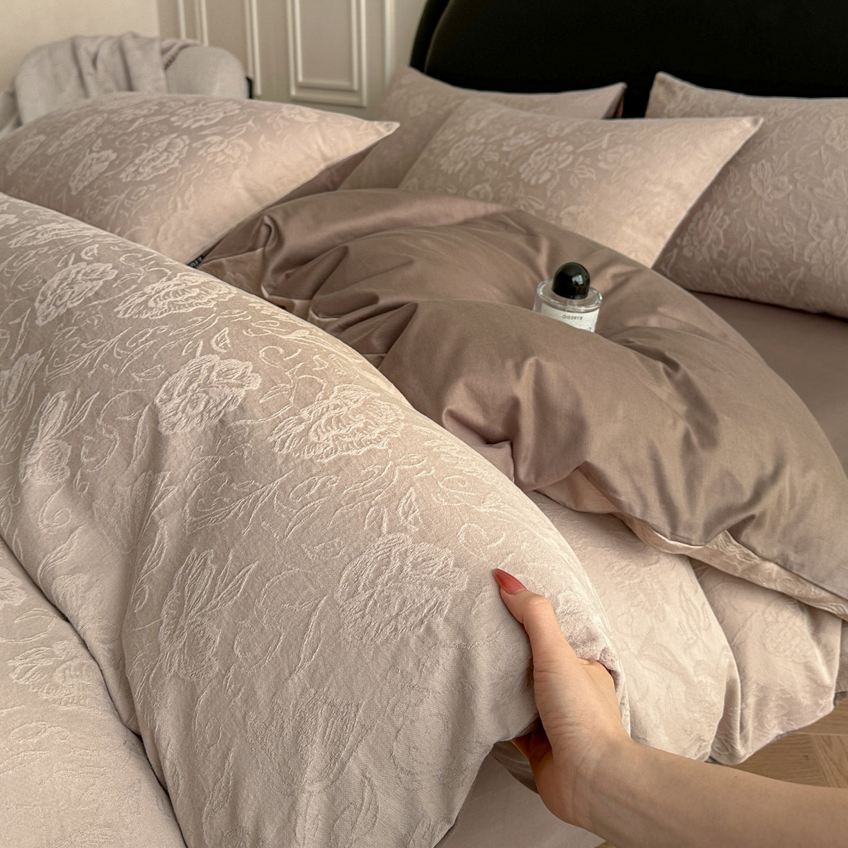 91家纺网 家纺一手货源 找家纺 宜代光年 2026新款全棉厚织大提花系列四件套 漫莎