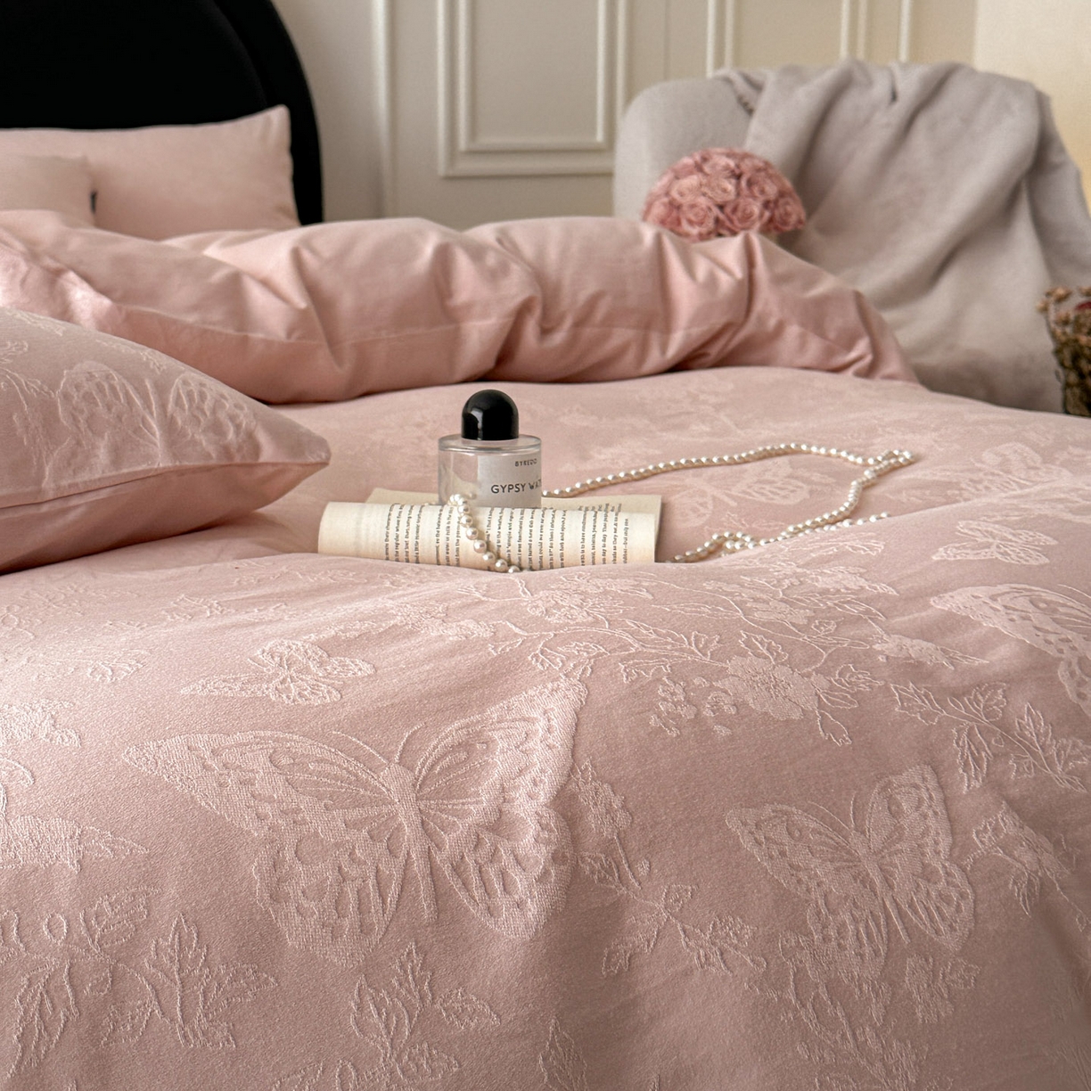 91家纺网 家纺一手货源 找家纺 宜代光年 2026新款全棉厚织大提花系列四件套 翩然-浅粉