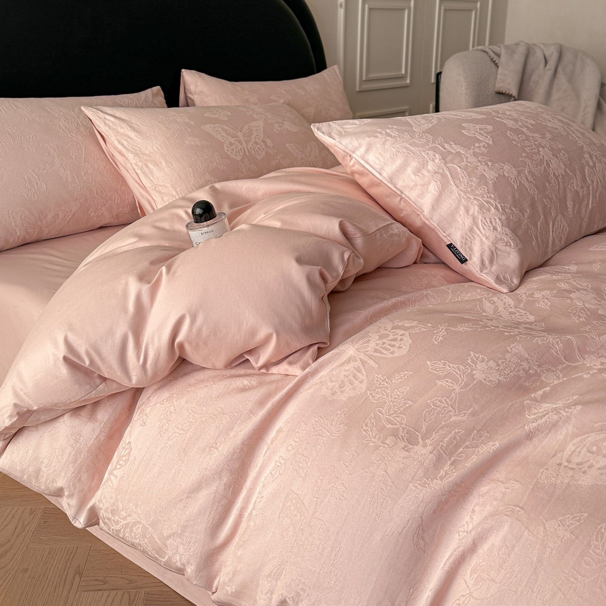 91家纺网 家纺一手货源 找家纺 宜代光年 2026新款全棉厚织大提花系列四件套 翩然-浅粉