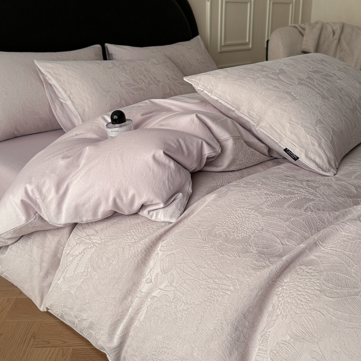 91家纺网 家纺一手货源 找家纺 宜代光年 2026新款全棉厚织大提花系列四件套 白棠-浅紫