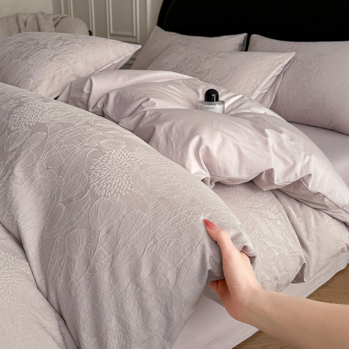 91家纺网 家纺一手货源 找家纺 宜代光年 2026新款全棉厚织大提花系列四件套 白棠-浅紫