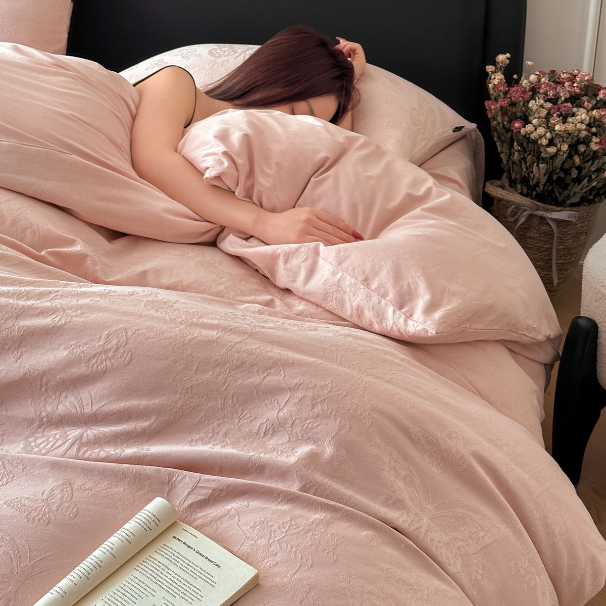 91家纺网 家纺一手货源 找家纺 宜代光年 2026新款全棉厚织大提花系列四件套 翩然-浅粉